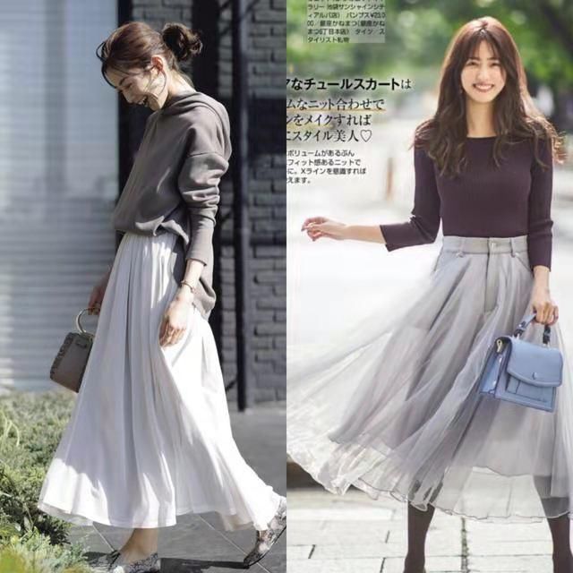 40+女人穿衣在精不在多，休闲上衣搭配半身裙，穿出高级感