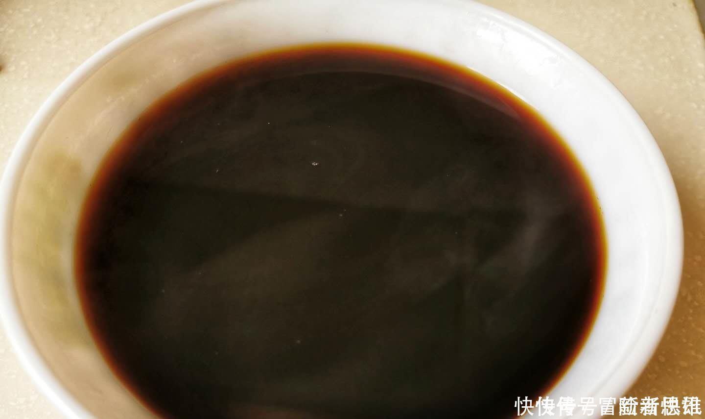 养生|鸡蛋豆腐新吃法，咸鲜香嫩的下饭菜，老人吃了养生，孩子吃了健脑