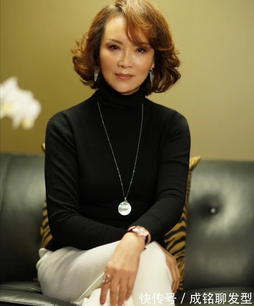 小马甲|五十多岁的女人穿衣别太花,记好三个穿衣技巧,没有高颜值也优雅