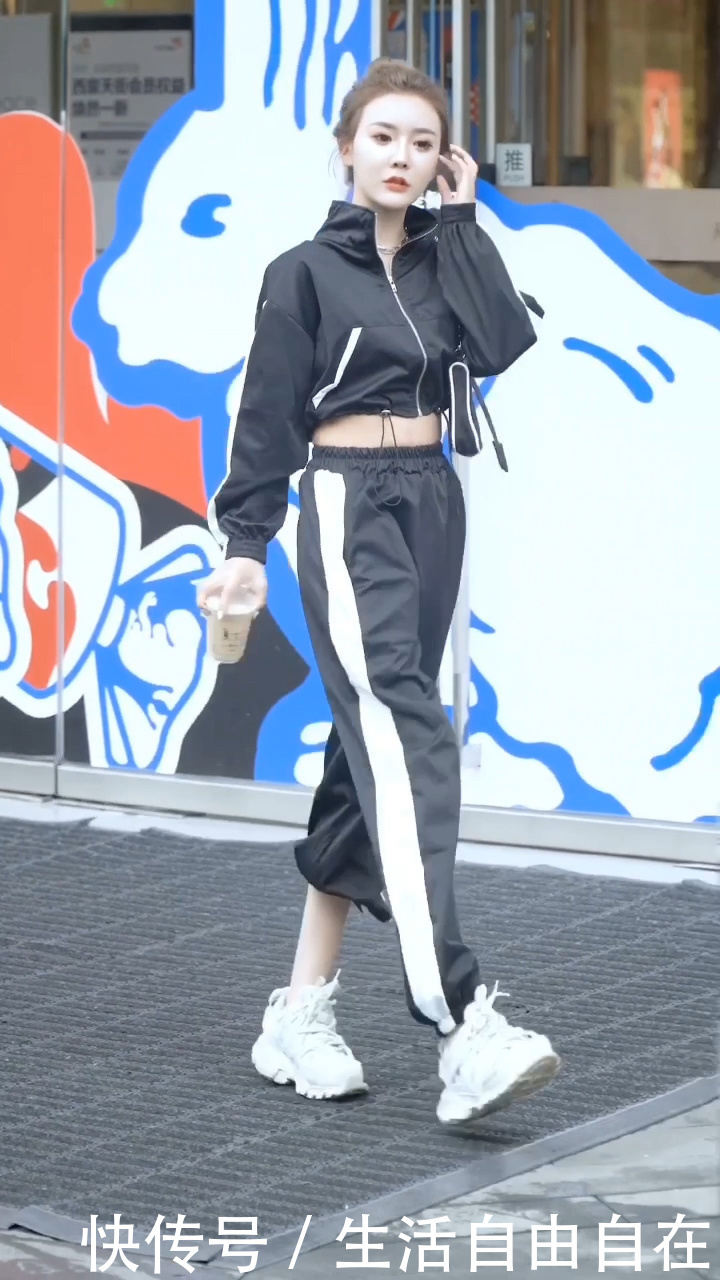 街拍酷女孩儿的日常穿搭,一个聪明的小动作,轻松秀出大长腿