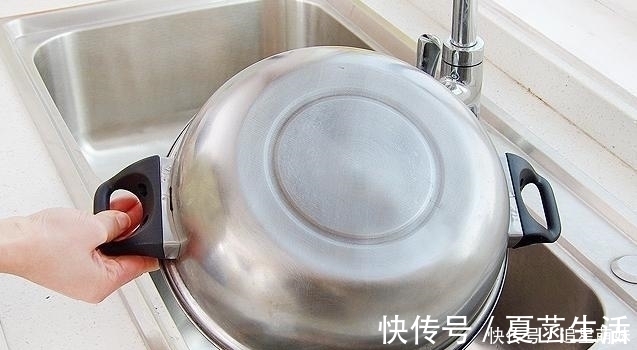 锅用久了又黑又脏，别着急丢！教你一妙招立马像新买的一样干净