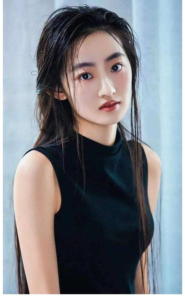 难道只有我一个人觉得董明珠的秘书长得像咬桌子的徐英子吗？