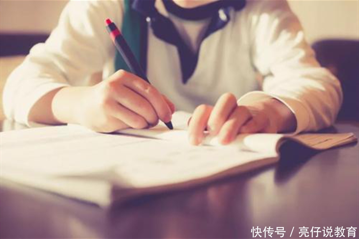 老师们|孩子“令人窒息”的操作：冒充家长签字，老师笑得满办公室传阅