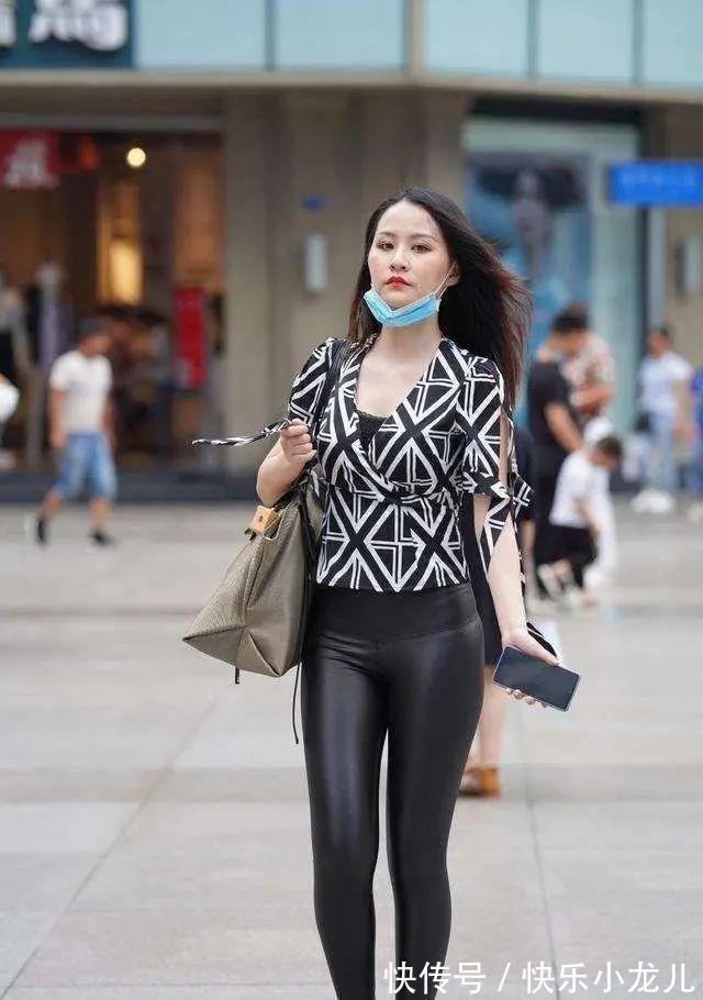 下半身 粉色修身短袖搭配白色花纹打底裤,整体小清新范,尽显年轻气质