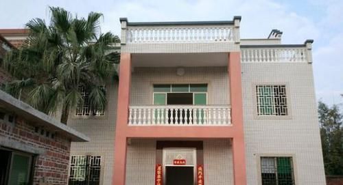 浅灰色|打工仔回农村18万建房、8万装修,12米宽的大门被邻居们指指点点