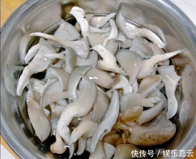 青菜炒蘑菇的家常做法,咸香下饭,比红烧肉还好吃