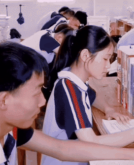 |搞笑动图:把妹子的小脸放手掌上捏一捏!