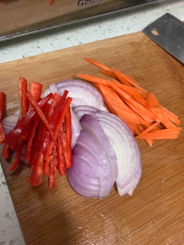 适量|在家做炒面,要是这样炒,面条更劲道,再也不粘锅