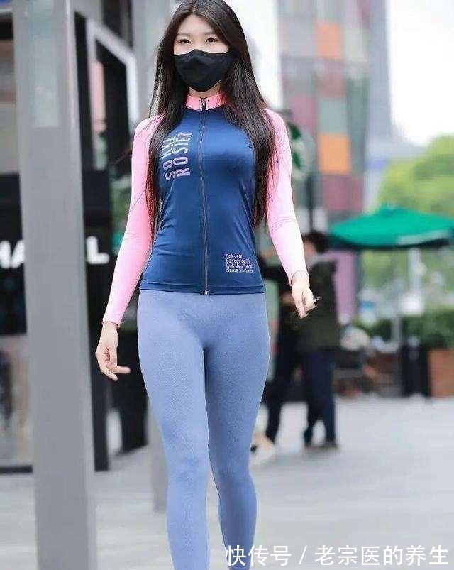 高跟鞋 蓝色打底裤搭配粉色时尚上衣,具有一定的气质,能满足日常需求!