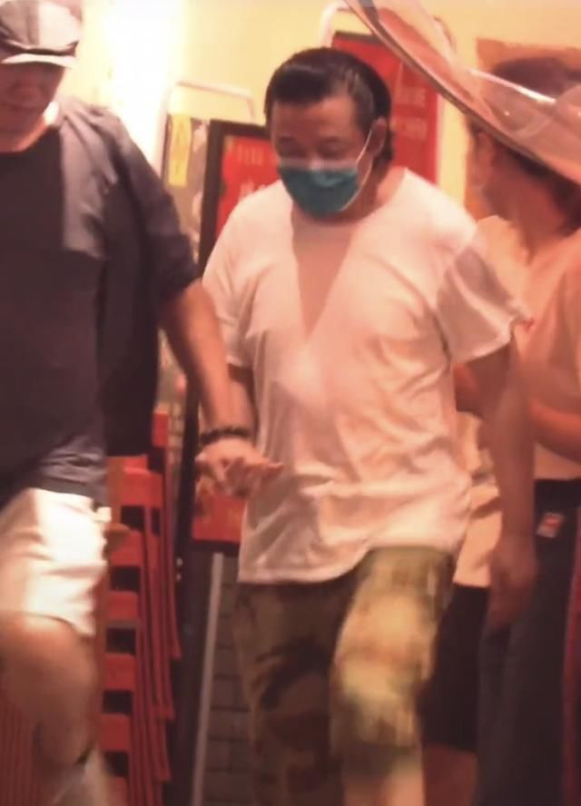潘粤明难逃中年油腻？携小十岁绯闻女友现身，啤酒肚明显发际线堪忧