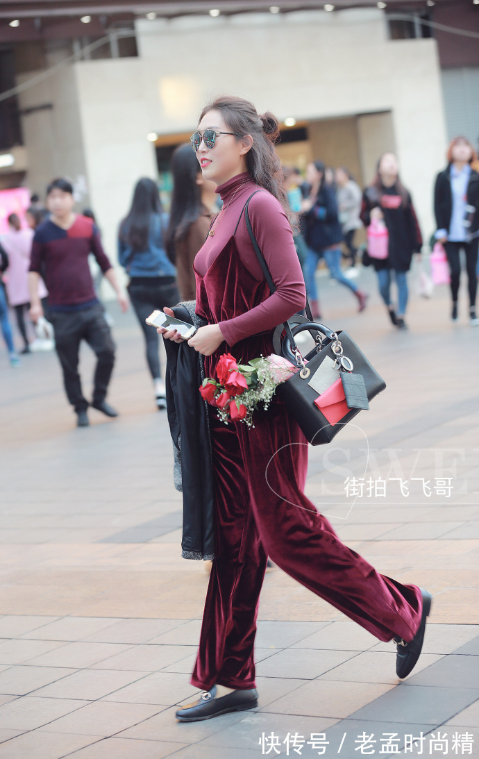 街拍,露肩装搭配格子裙,性感与魅力并存!