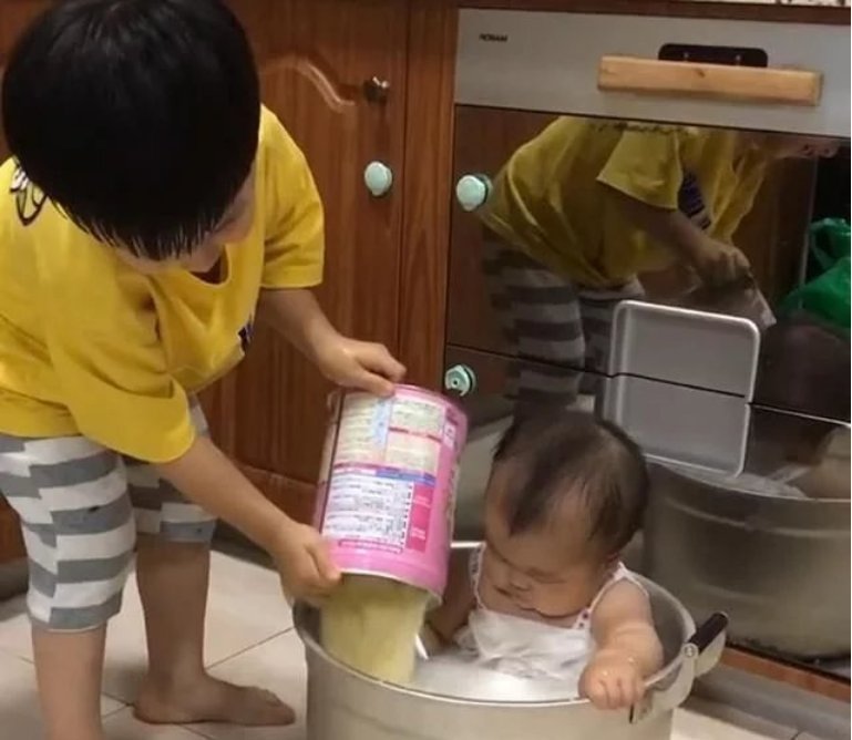 调皮|妈妈刚离开,哥哥就把弟弟放锅里,回来时“高汤”都熬好了