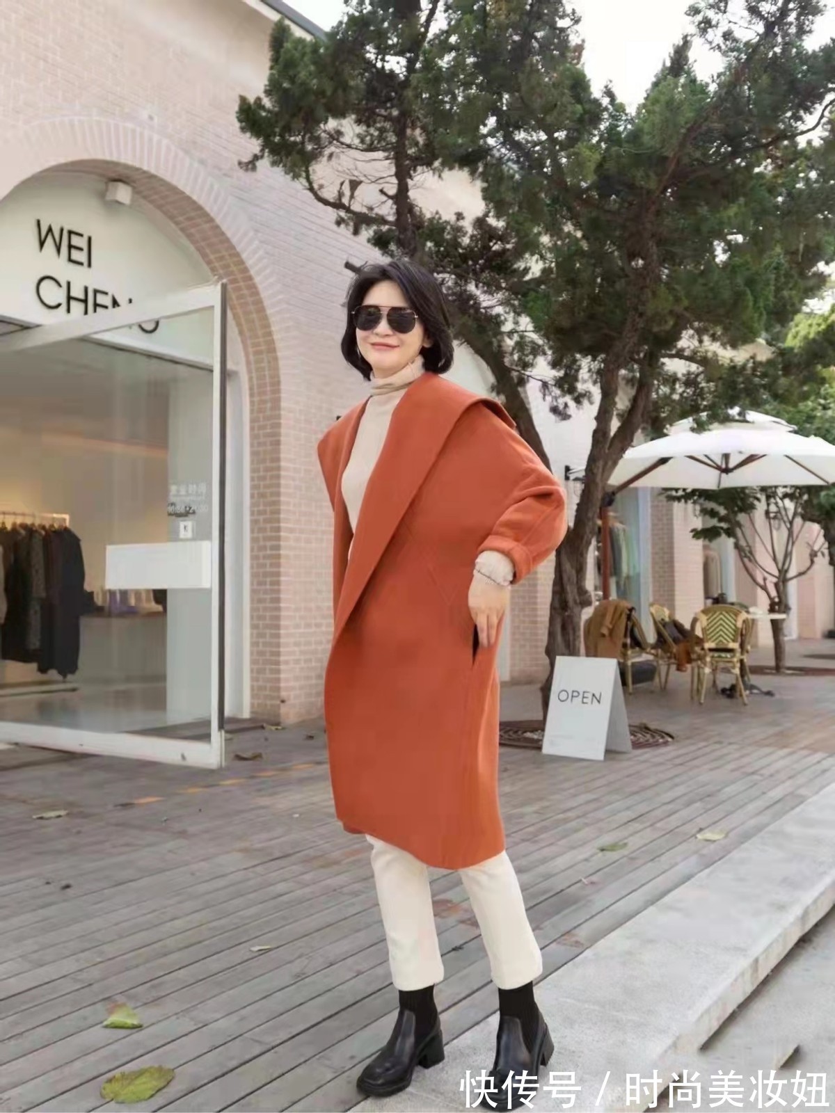 毛衣|上年纪的女人,“大衣+短靴”更显气质,高级洋气不说还保暖