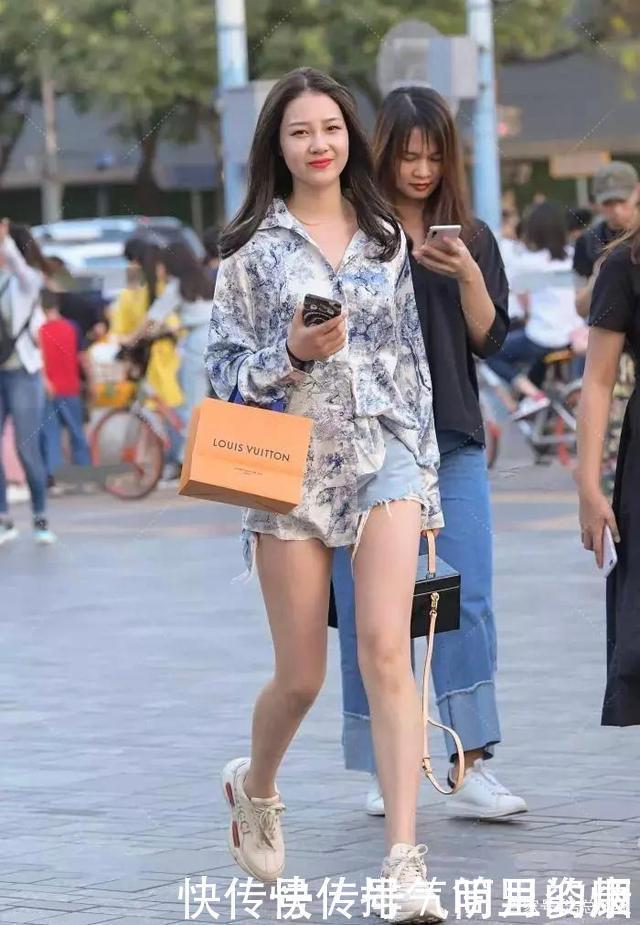 小姐姐青春感十足,蓝色印花衬衫配浅蓝裤子,个性时尚