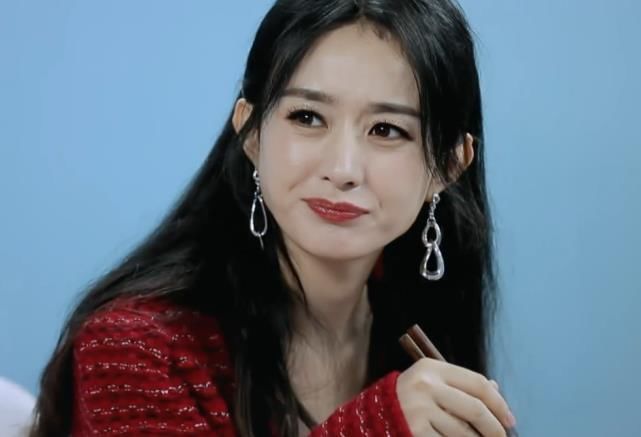 整块 赵丽颖不会吃螺蛳粉,挑出后整块塞到嘴里,幸亏王一博及时提醒她