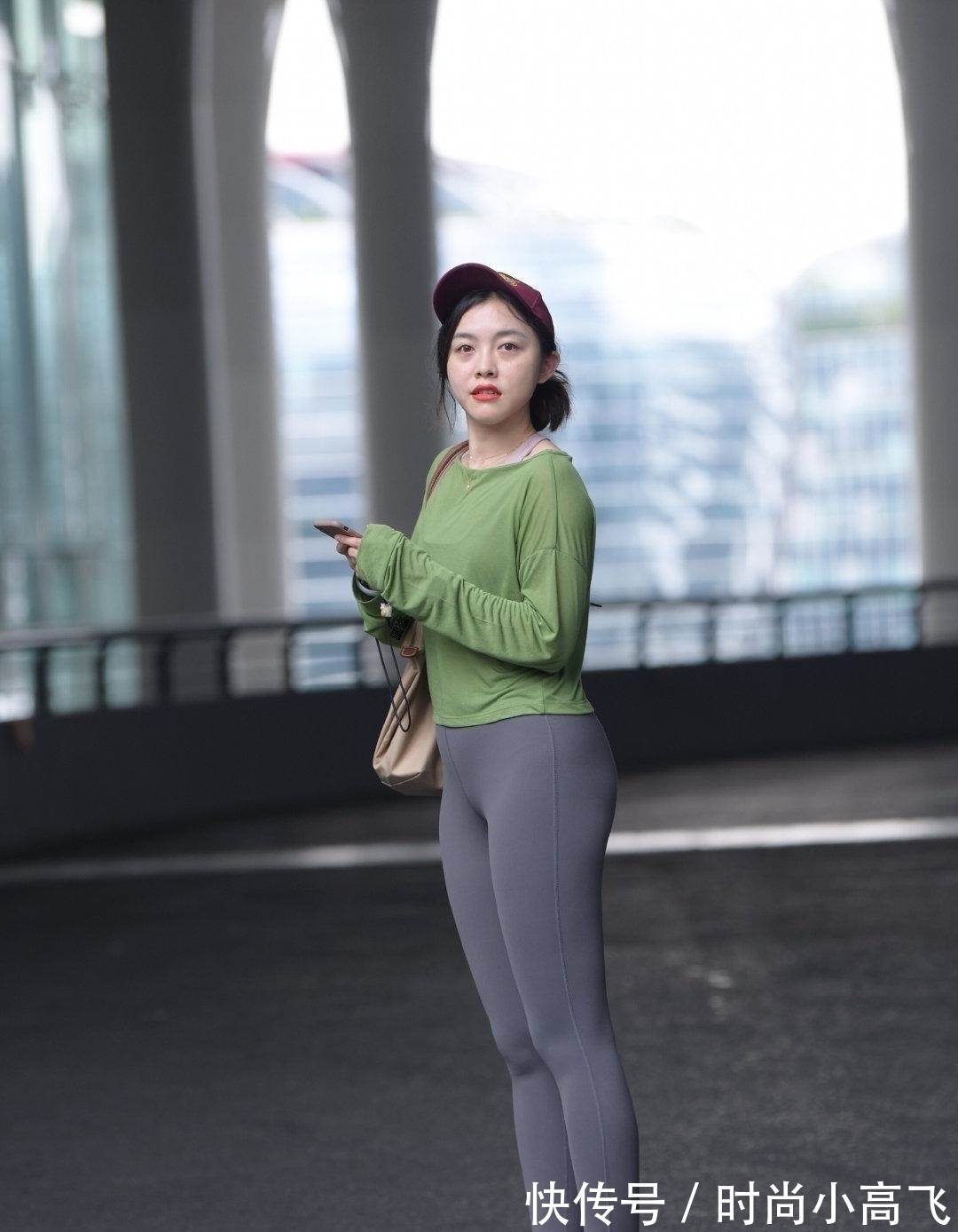 姐姐 健身裤一定不要配紧致上衣,看看气质姐姐这样穿是有多美