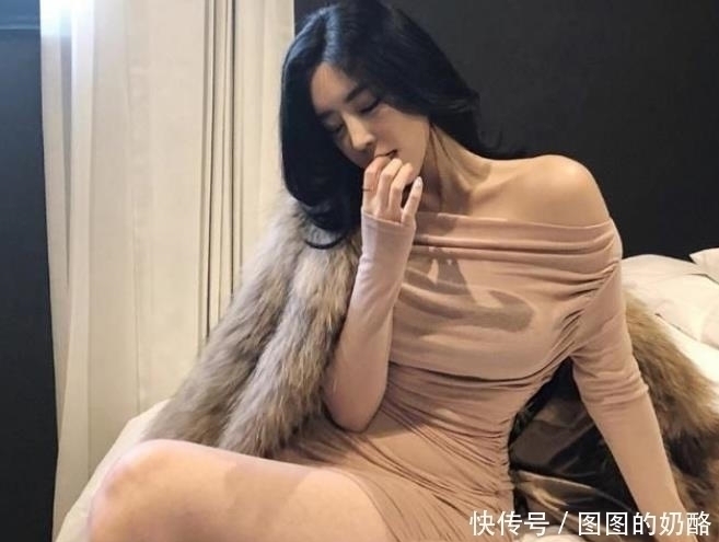 时尚 一袭纯色连衣裙,让你忘却过往,专注于当下的时尚潮流