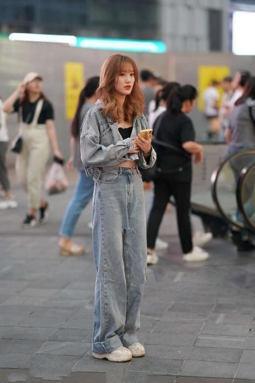 美女穿网纱拼接的短裤，身材显得更加的完美