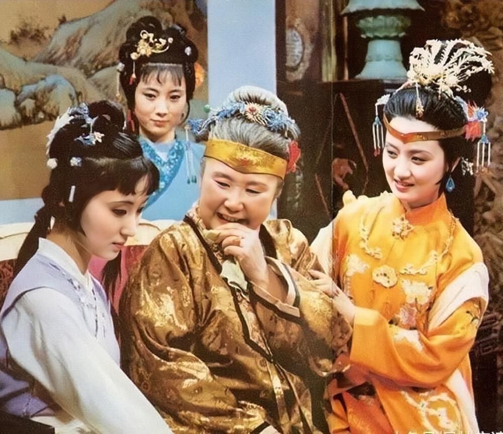 薛宝钗|87版红楼梦服饰有多讲究?光王熙凤这3套衣服,就需要细细品味