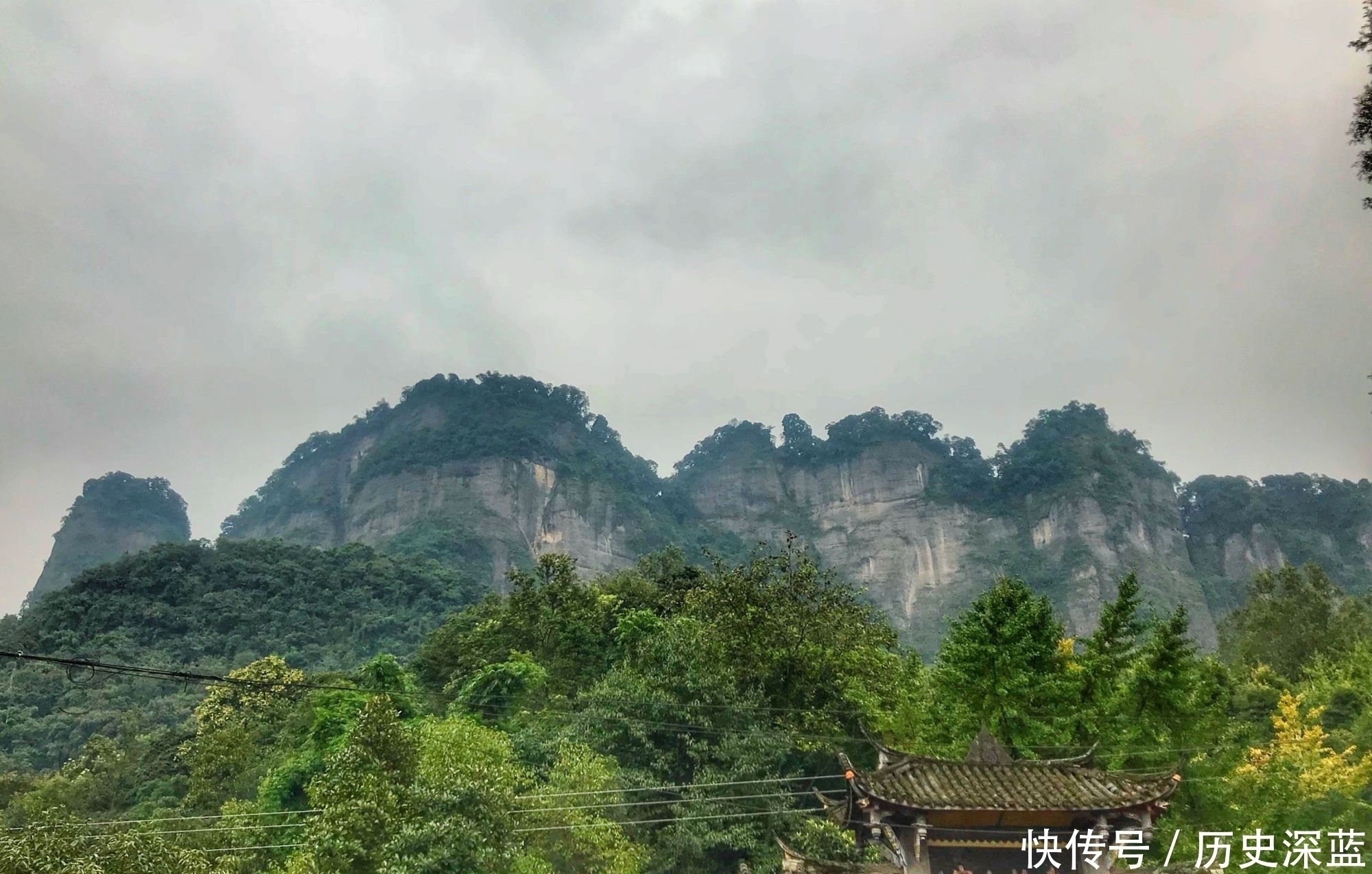 青城山景区之外的群山深处有座太清宫，如远离尘嚣的“世外桃源”