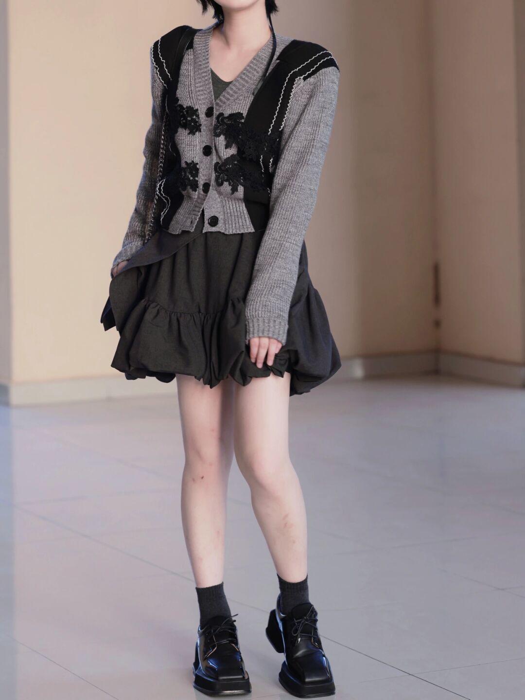 秋天|秋天也可以把裙子穿得很美,蓝色针织衫搭配吊带裙,气质又优雅