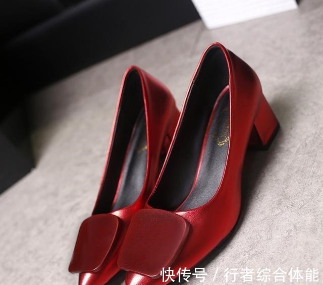小白鞋 今季最流行的高跟鞋,比穿小白鞋更时髦!