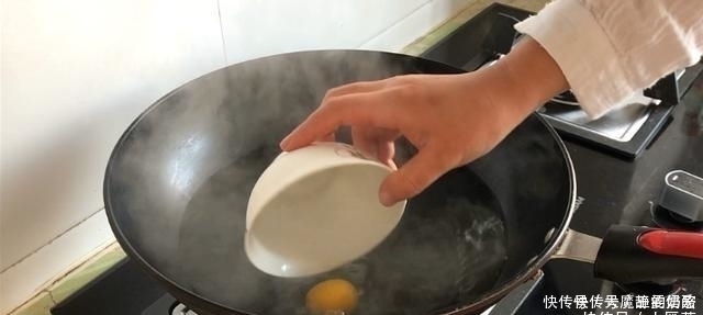 煮荷包蛋时,总有白沫易散开大厨教您1招,完整嫩滑不粘锅