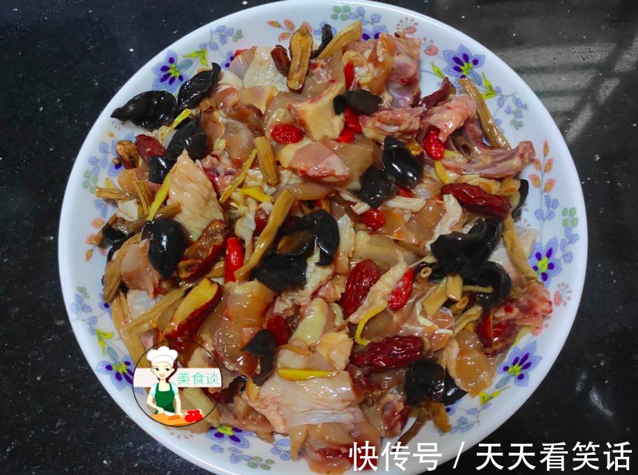 木耳跟此菜是绝配，蒸一蒸就好，营养好吃不上火，常吃提高免疫力