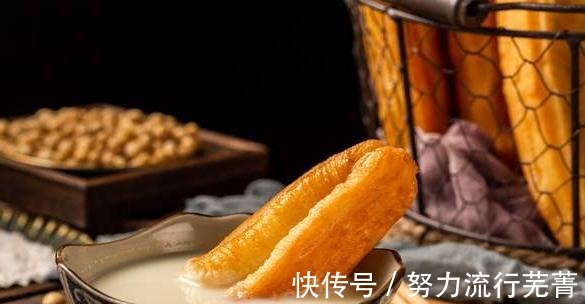 炸油条|炸油条时多放一点它，发酵速度快，油条金黄酥脆，个个空心蓬松！