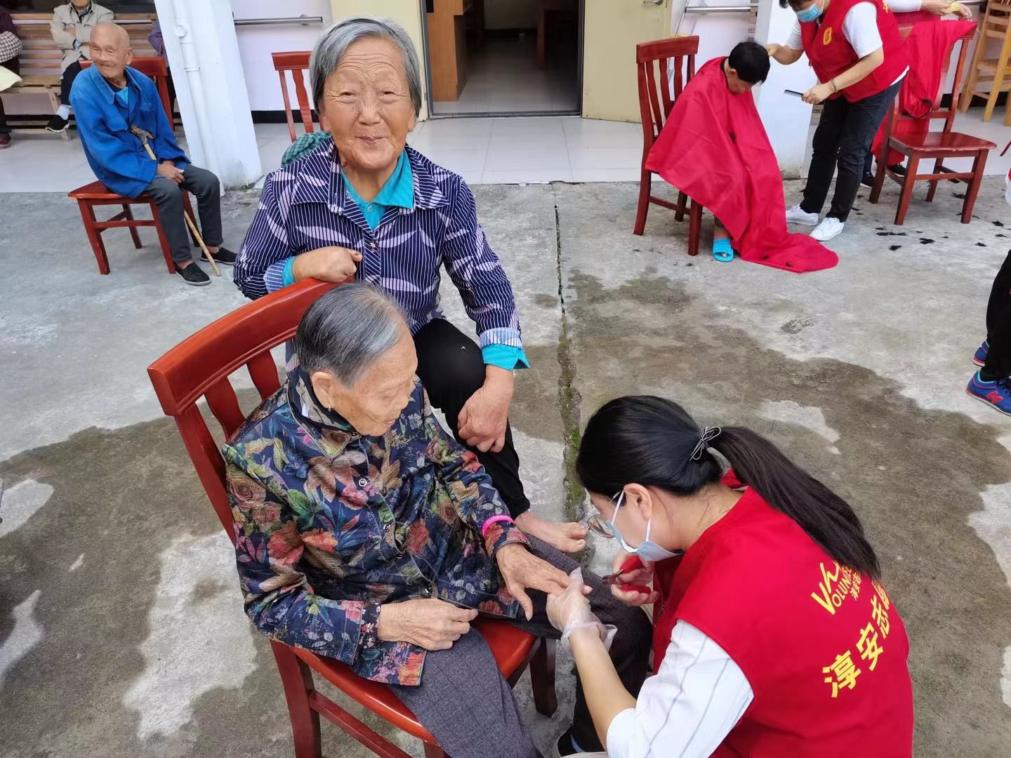 志愿者|志愿者在行动！暖心服务走进敬老院~