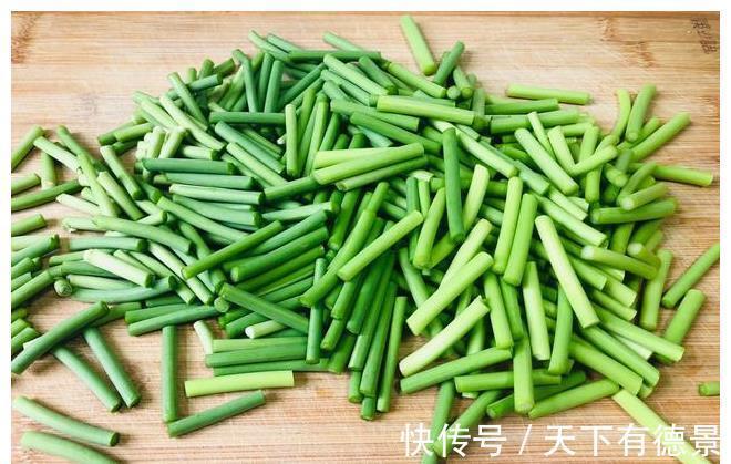 调味料|奶奶用了多年的腌蒜苔配方，腌好就能吃，每次腌一盆，半年都不坏