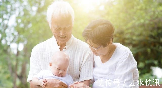 小弟弟|隔辈带娃不用心?观察了很多孩子,发现爷爷奶奶带娃有共同点