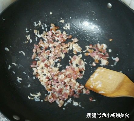 自制广式芋头糕，软糯咸香，一斤芋头能做一大盘，连孩子都爱吃