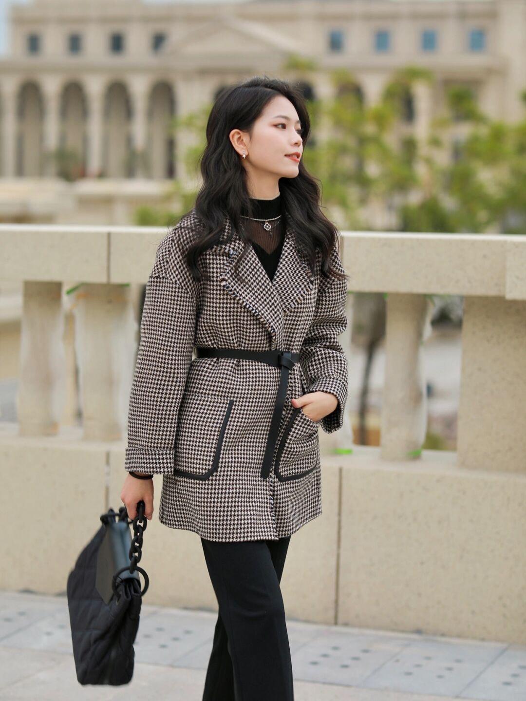 穿搭|今天偷偷分享一些私藏的秋冬保暖搭配,香芋紫外套+白色牛仔裤保暖又时尚!