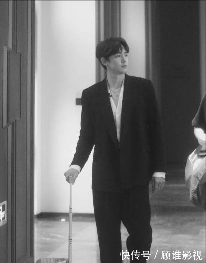 《追光吧》开播，首播收视率不佳，引发2处争议，1处亮点