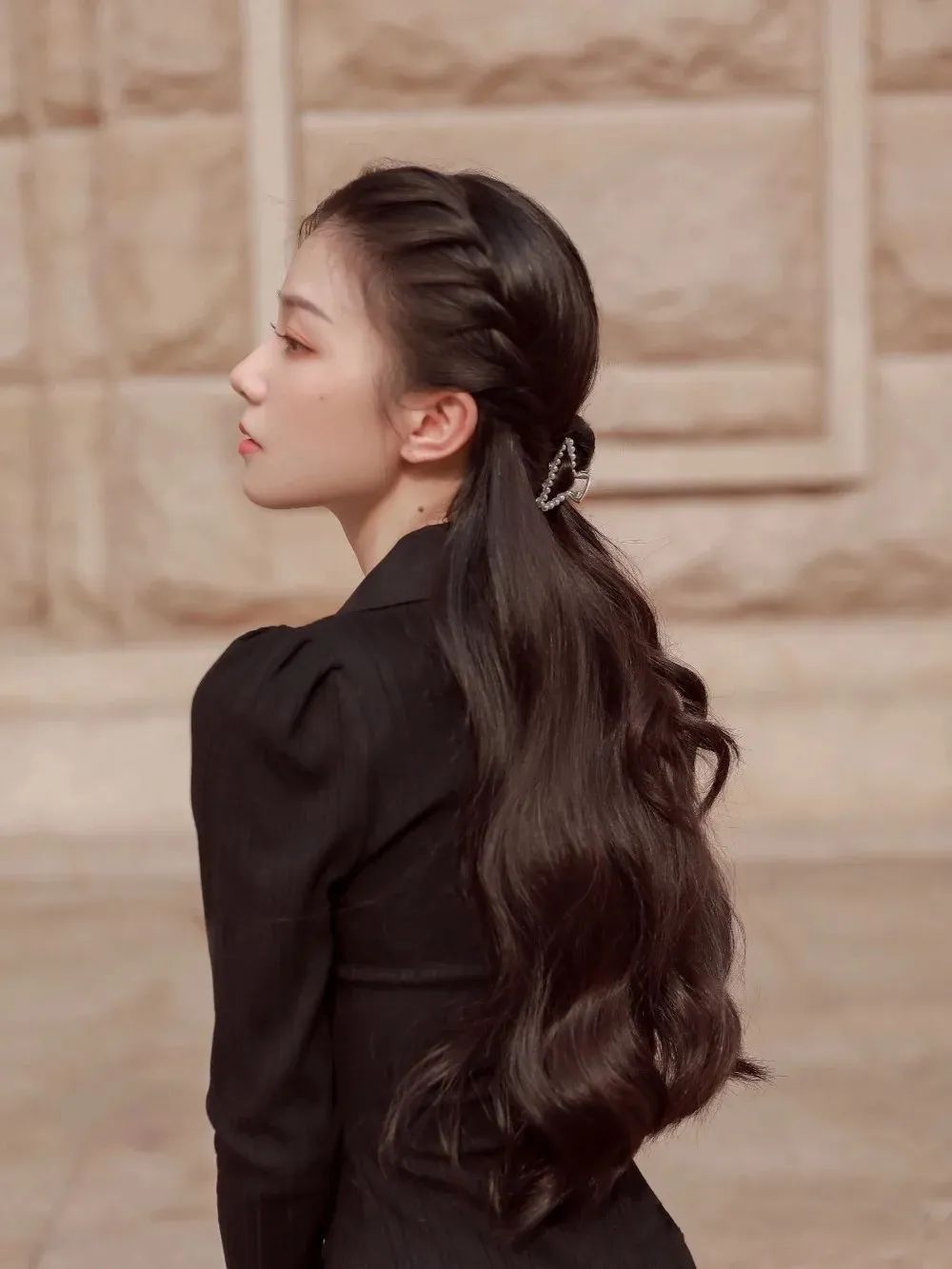 披头散发 别再披头散发了!这3个发型小技巧显嫩又高级