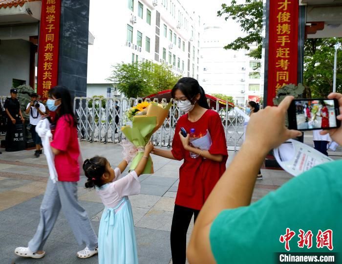 考场|中国“最南”考场三亚：亲友棒棒糖做花迎考生