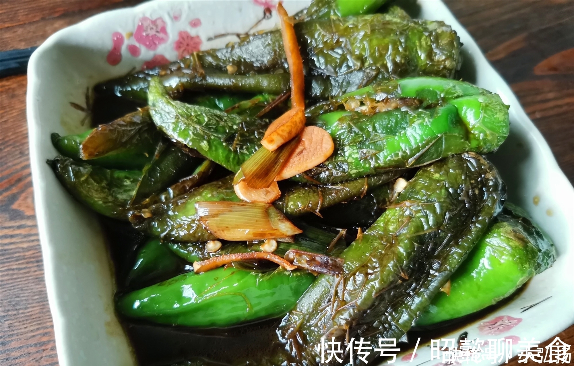 腌糖蒜|三口之家的周末晚餐，三菜一汤，夏季这样搭配，下饭下酒都不错