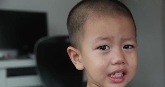 孩子发脾气爱摔东西,讲道理没效果?建议父母试试这3个办法