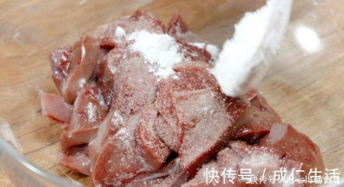 猪肝只用水洗相当于吃毒素,教您一招,猪肝洗得干净,吃着放心