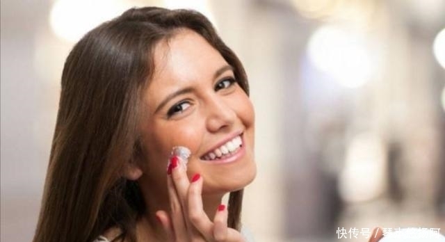 脸部|洗脸后,直接用手拍打爽肤水?怪不得皮肤差!这样做才是正确的