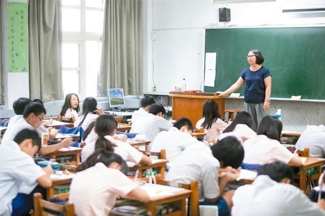 睡眠时间|中小学生上课时间有所“调整”，教育部正式回应了，学生们笑哈哈