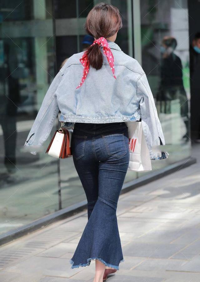 全牛仔穿搭 “全牛仔穿搭”帅气酷飒,稍微变换一下,又可变得可爱俏皮有气质