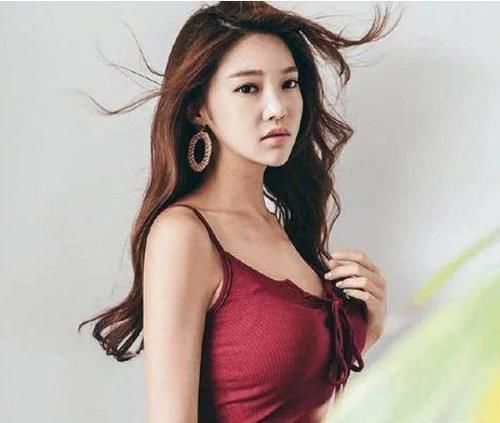 碎花裙 气质优雅美少妇,时尚吊带配碎花裙,尽显性感身材!