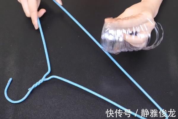 衣架上挂一个塑料瓶,放在阳台太实用了,解决了千家万户的烦恼!