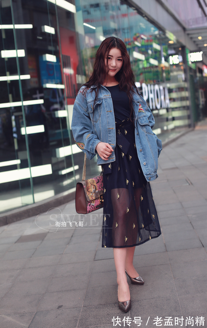 街拍,露肩装搭配格子裙,性感与魅力并存!