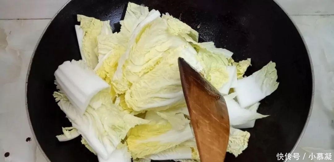 白菜这样做才最好吃, 锅里一焖, 味道实在太香了, 冬天经常做着吃
