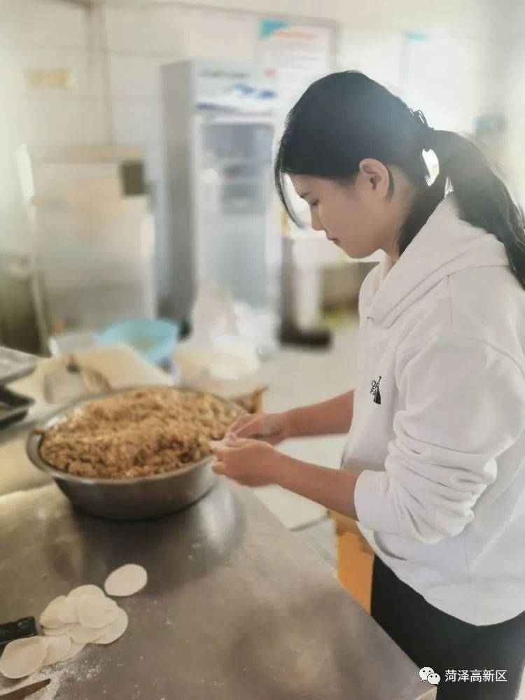 文明|【新时代文明实践】爱在金秋，情暖重阳——菏泽高新区马岭岗镇举办重阳敬老宴