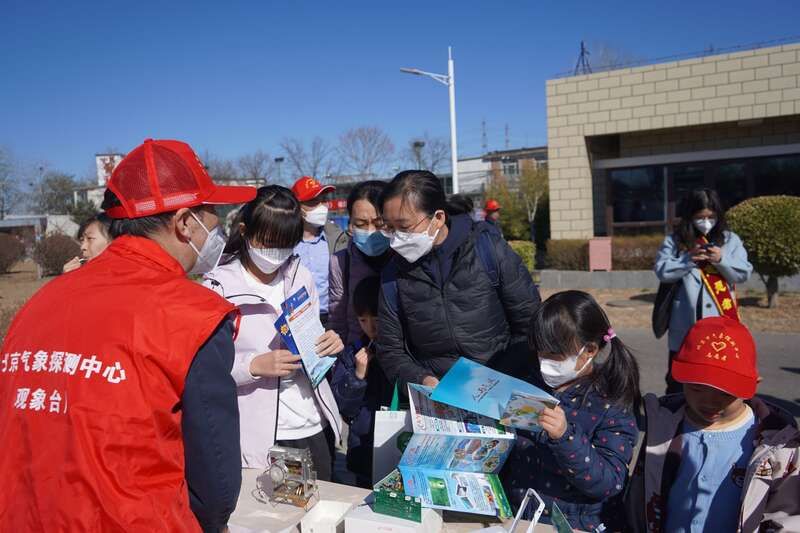 北京：百名中小学生走进观象台近距离感受气象科普