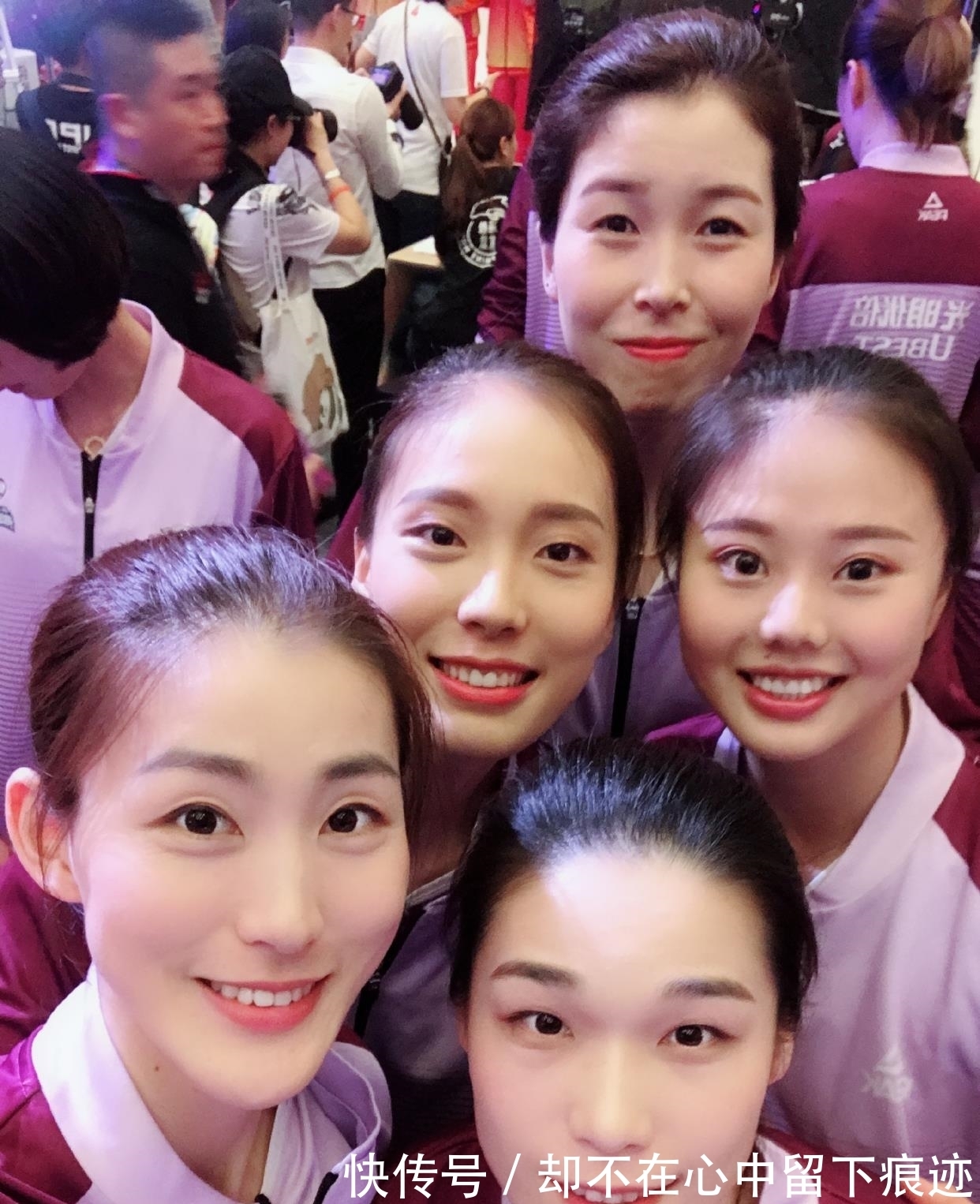 姑娘们|刁琳宇平安夜晒合照，两人表情亲密又搞怪，粉丝：这是官宣吗？